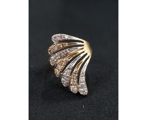 9 CARAT YELLOW AND WHITE GOLD RING WITH CZ 4.6G 