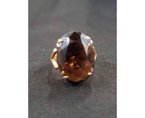 9 CARAT GOLD AND SMOKEY QUARTZ RING 