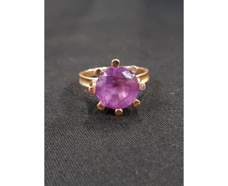 18 CARAT GOLD AND AMETHYST RING 