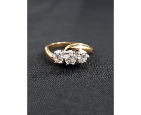 18 CARAT YELLOW GOLD 3 STONE DIAMOND TWIST RING - TRADITIONAL WHITE GOLD CLAW SETTING WITH 3 BRILLIANT CUT DIAMONDS ALL ON AN