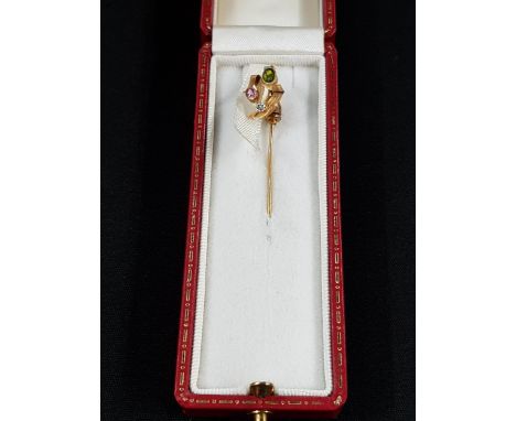 18 CARAT YELLOW GOLD SUFFRAGETTE STICK PIN - RIBBON STYLE TOPPING SET WITH OVAL PERIDOT AND AMETHYST - SMALL DIAMOND CHIP SET