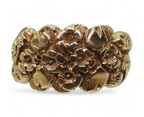 AN 18CT GOLD MOURNING RING the band decorated with flowers, hallmarked Birmingham 1919, with inscription to the inner shank d