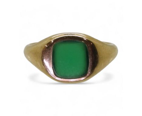 A GREEN AGATE SIGNET RING the heavy weight, quality signet ring, is set with a square green agate, the shank well hallmarked,