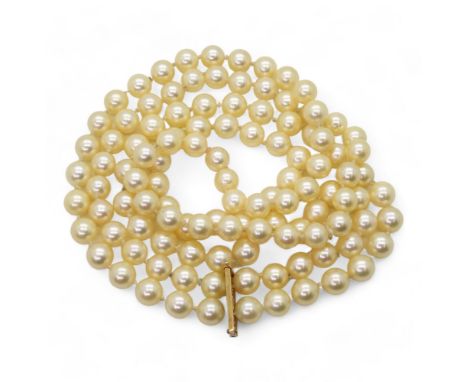 AN OPERA LENGTH OF PEARLS with a 14k gold pearl clip, each pearl is approx 7mm, with a total length of approx 96cm, the pearl