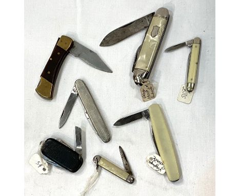 A collection of various antique and vintage pen/pocket knives with various types 