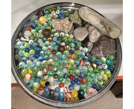 A collection of vintage marbles, some opalescent, some with pontinel marks, stones etc 