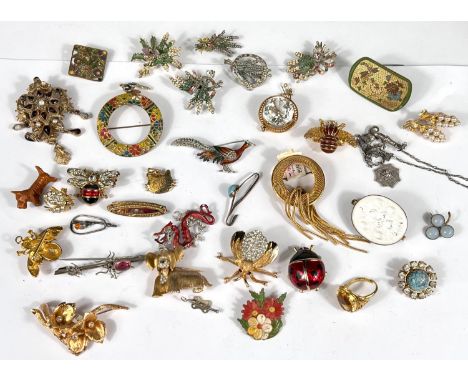 Vintage costume jewellery including 5 'heather' brooches, other decorative gilt brooches of various styles, one set with red 