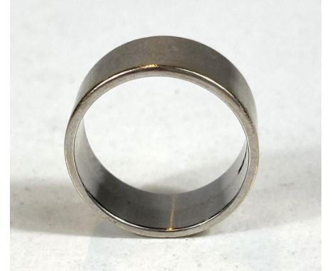 A gents 18ct white gold wedding band, 11.1gms, size S/T