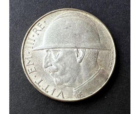 WORLD COINAGE: A 1928 R Italian 20 lire Vittorio Emanuele III 10th Anniversary - End of WWI Provenance: These coins were coll