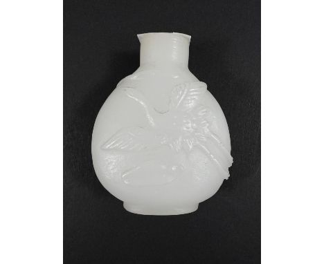 A Chinese white jade coloured snuff bottle, height 6cm 