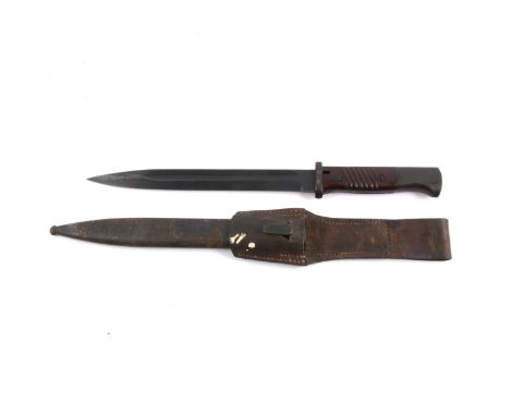 German WWI K98 bayonet, 25cm blade, part wooden handle, with metal scabbard and leather frog.