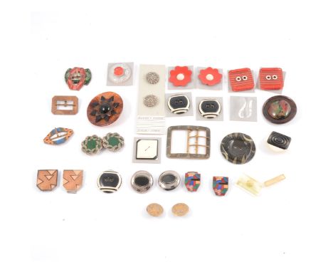 Vintage buckles and buttons, in gilt metal and enamel, bakelite, plastic, with geometric and floral designs.