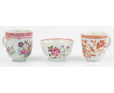 A Chinese export famille rose decorated cup, late 18th/early 19th century, fish scale border above a floral bouquet, 2½in. (6