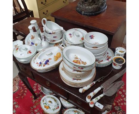 Assorted Royal Worcester Evesham pattern tablewares 