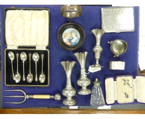 A cased set of six Edward VIII silver Teaspoons, hallmarked Birmingham, 1937, in fitted presentation case, together with a si