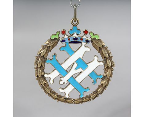 A RUSSIAN BLUE AND WHITE CIRCULAR ENAMEL PENDANT.