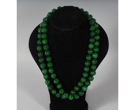 A SUPERB STRING OF JADE with 18ct gold clasp.