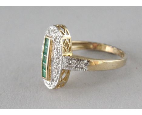 AN ART DECO DESIGN 9CT GOLD, EMERALD AND DIAMOND RING.