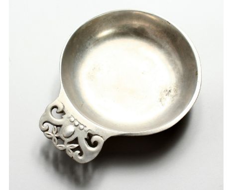 AN ART NOUVEAU STYLE PEWTER WINE TASTER. 5ins diameter.
