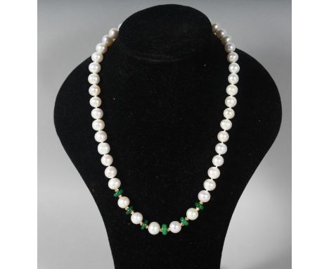 A 14CT GOLD, PEARL AND JADE NECKLACE.