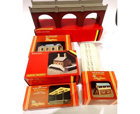 Selection of boxed Hornby buildings; x2 viaduct, x4 engine sheds, x4 platform canopies, x2 waiting rooms, x3 level crossings,