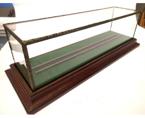 Wood base with glass top display case 40 x 10 x 10 cm with OO track. P&amp;P Group 1 (£14+VAT for the first lot and £1+VAT fo