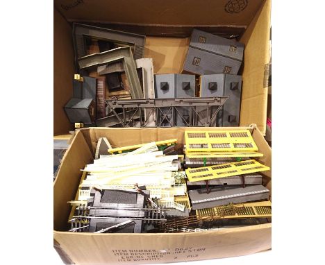 Selection of plastic Hornby buildings, goods sheds, station, footbridge, platforms, fencing, canopies etc. P&amp;P Group 2 (£