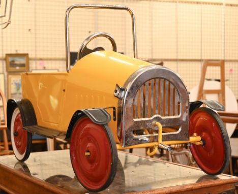 A vintage style pedal car, 101 cm long