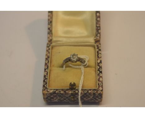 An 18ct white gold and platinum ring set rectangular diamond with three graduated diamonds to each shoulder. Condition Report