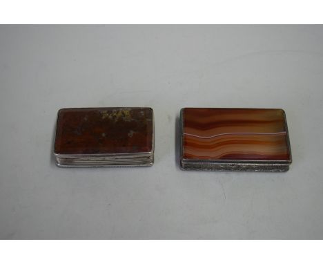 A Continental .800 snuff box with agate lid; and another similar snuff box.