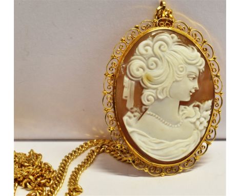 A MARKED 375 CAMEO PENDANT/BROOCH AND CHAIN The cameo pendant measuring 4.6cm X 3.6cm with the bale marked 375 ITAL and 68cm 