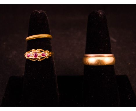 2X 18CT GOLD BAND, 18CT RUBY RING + GOLD RING 10G