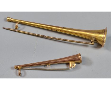 Two 9ct gold hunting horn stock pins, the largest 7cm approx. 3.9g approx. (B.P. 21% + VAT)