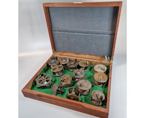 Wooden box containing a collection of vintage small brass and other centre pin fishing reels, various, to include: Hendryx No