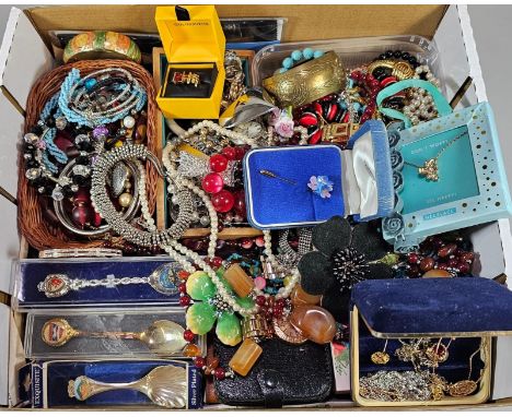 Large collection of vintage and other jewellery to include: watches, bracelets, rings, pearls, bangles, brooches etc.  (B.P. 