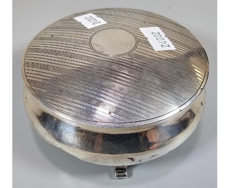 George V silver vanity engine turned jewellery box, of circular form, by Percy James Finch. Birmingham 1925. (B.P. 21% + VAT)