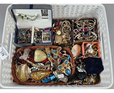 Collection of vintage and other jewellery to include: statement pendants, bangles, bracelets, rings, earrings, brooches etc. 