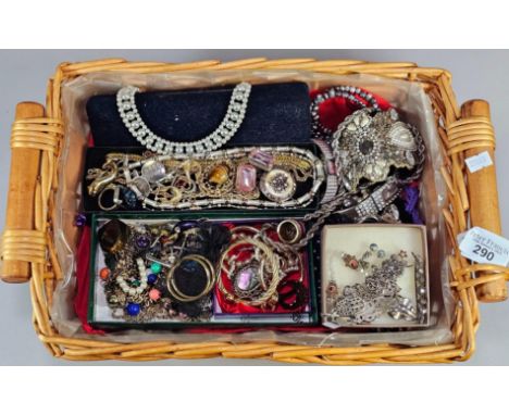 Wicker basket of vintage and other jewellery to include: necklaces, bracelets, rings, brooches etc. (B.P. 21% + VAT)