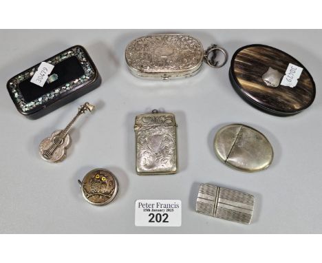 Interesting collection of 19th century and other: snuff boxes, one horn with silver shield shaped cartouche, the other lacque