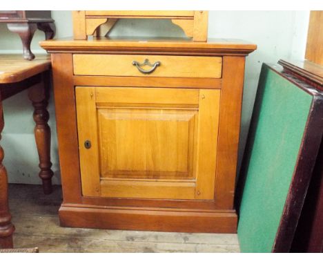 A light oak sideboard cabinet fitted with a drawer and cupboard under, 33.5" wide 