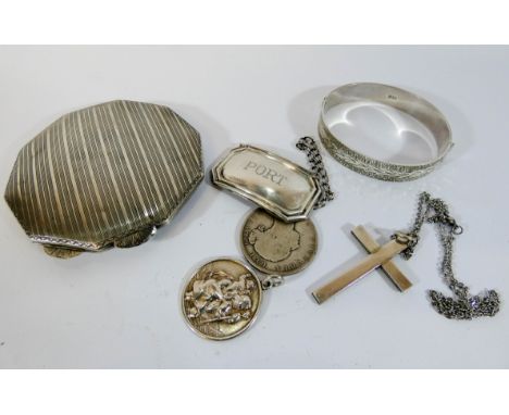A collection of silver items to include a compact, decanter label, hinged bangle etc 