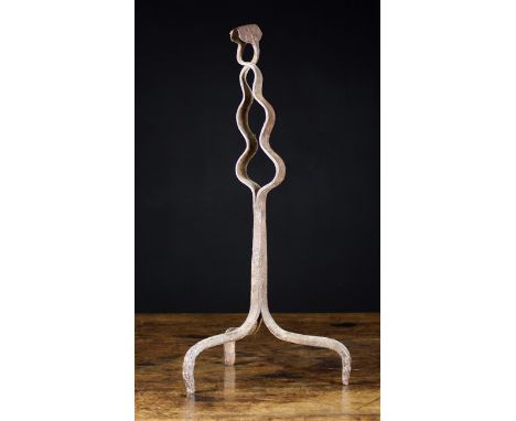 An 18th Century Wrought Iron Peerman, the sprung wavy strap jaws on a tripod base 18 ins (46 cms) in height.