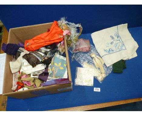 A quantity of miscellaneous vintage trimmings and ribbon.