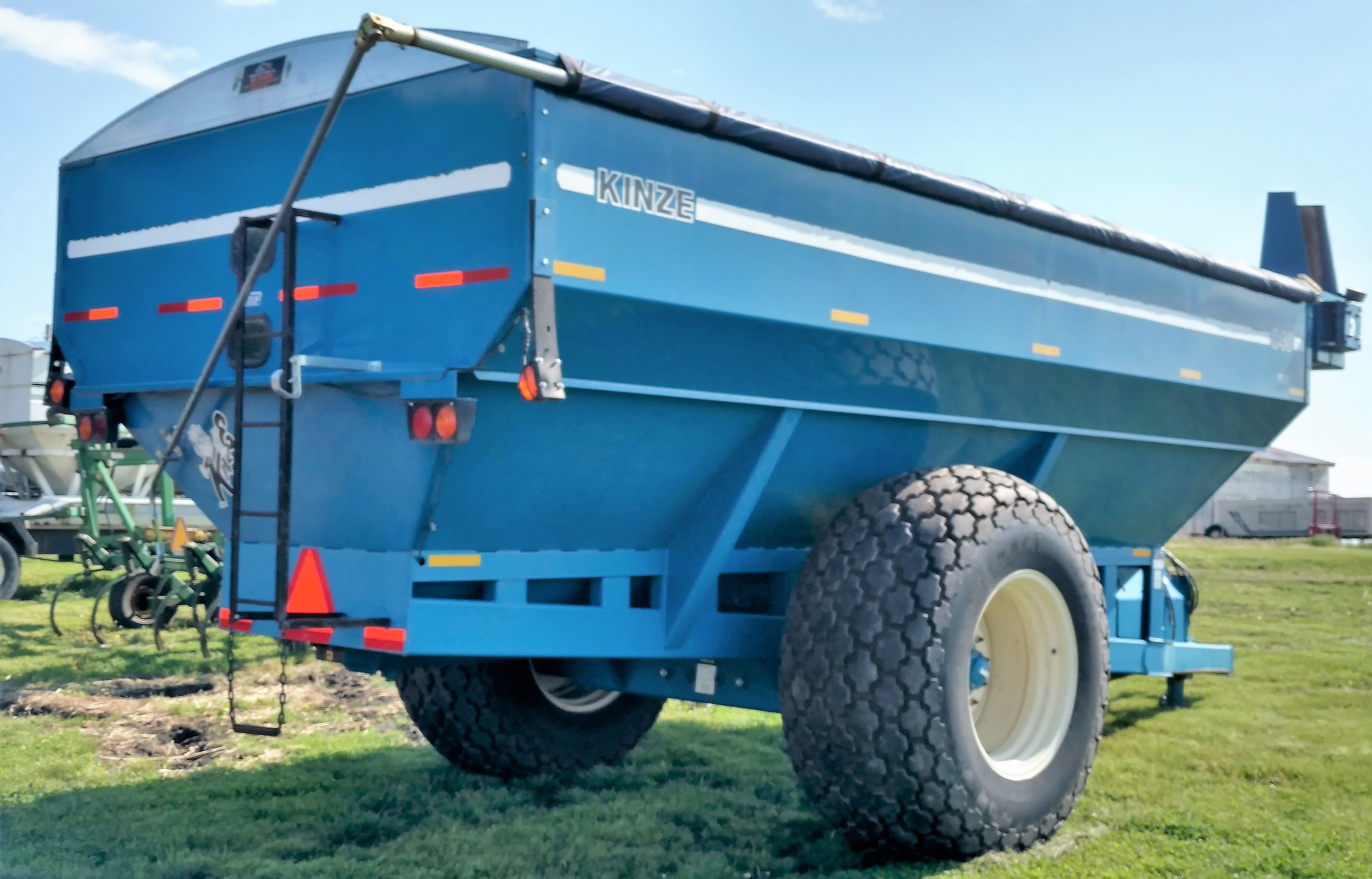 Kinze 840 Grain Cart with roll tarp, new auger flighting 30.5L 32