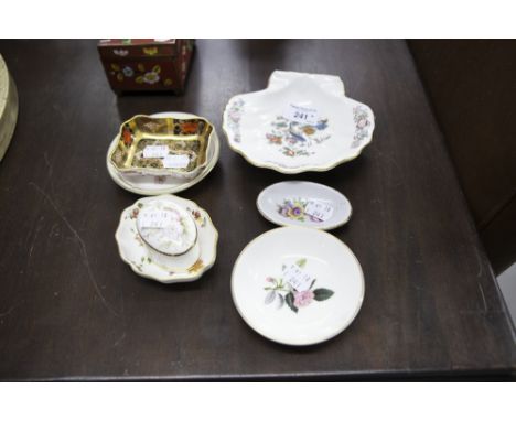 A MODERN ROYAL CROWN DERBY OBLONG JAPAN SMALL DISH AND A SMALL DECORATIVE PIECES BY ROYAL WORCESTER,  COALPORT ETC...... 