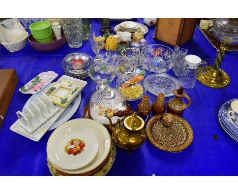 LARGE MIXED LOT OF GLASS WARES, DECORATED PLATES, PORTMEIRION TOAST RACK AND OTHER ITEMS