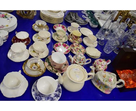 MIXED LOT VARIOUS TEA POTS AND CUPS AND SAUCERS TO INCLUDE ROYAL ALBERT 'RUBY LACE'