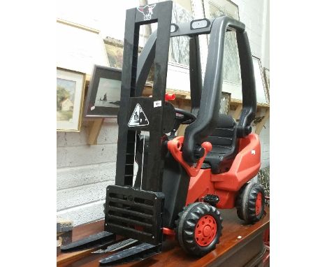A Boy's Linde Fork Lift Ride-On Toy, in very good condition.