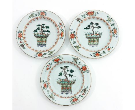 Depicting planter with bamboo tree and floral decor on border, 18th Century, 23 cm. in diameter, fritting on rim.