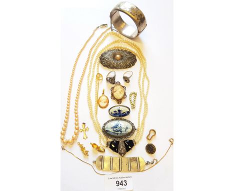 Small 19th Century cameo brooch, Art Deco style necklet, two dress rings and a quantity of other jewellery 